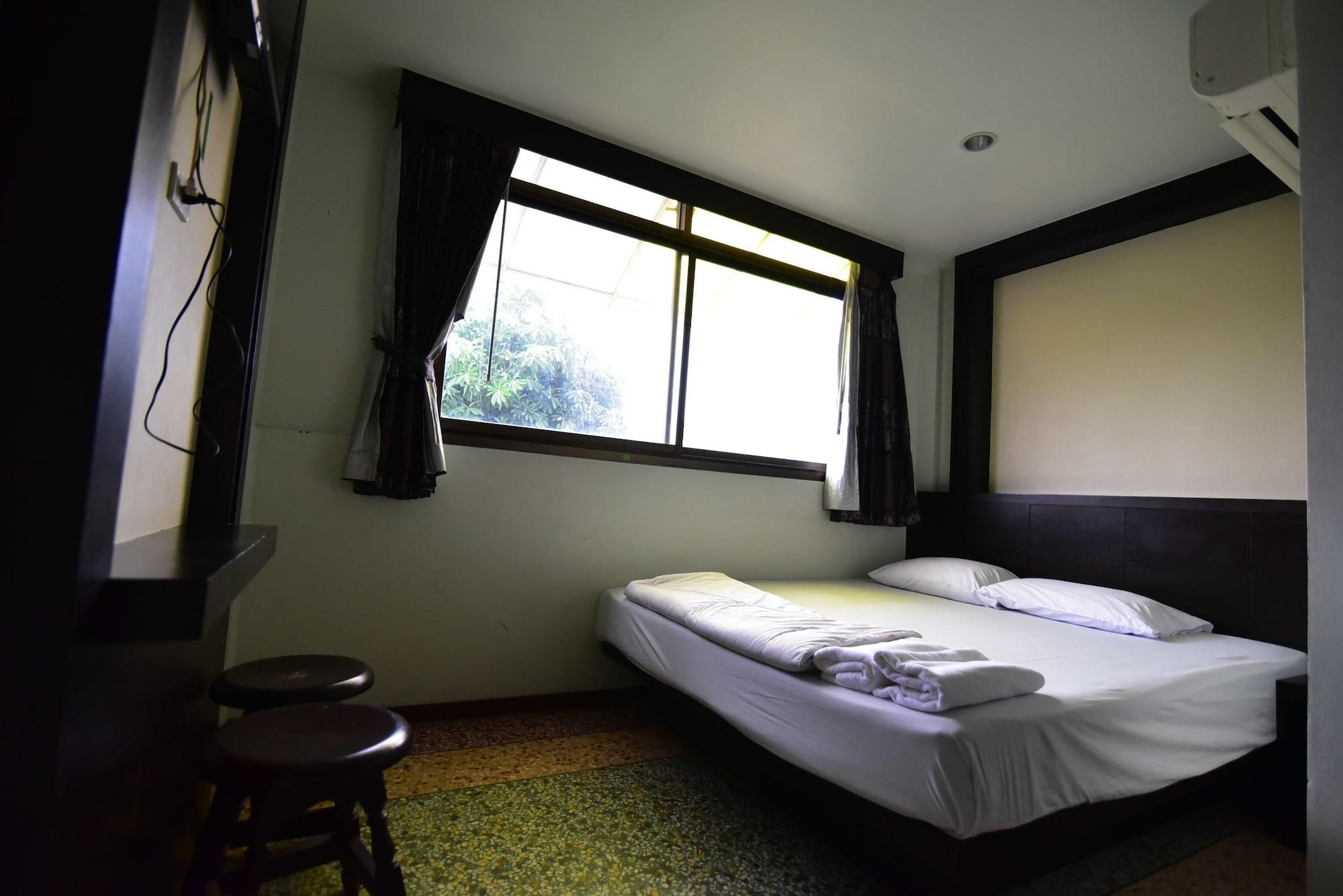 Thara House Hotel Bangkok Exterior photo
