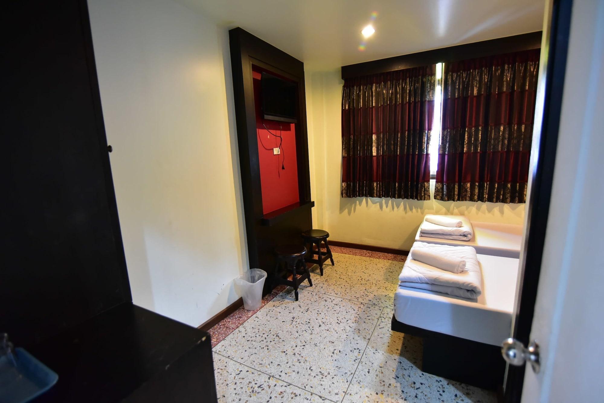 Thara House Hotel Bangkok Exterior photo