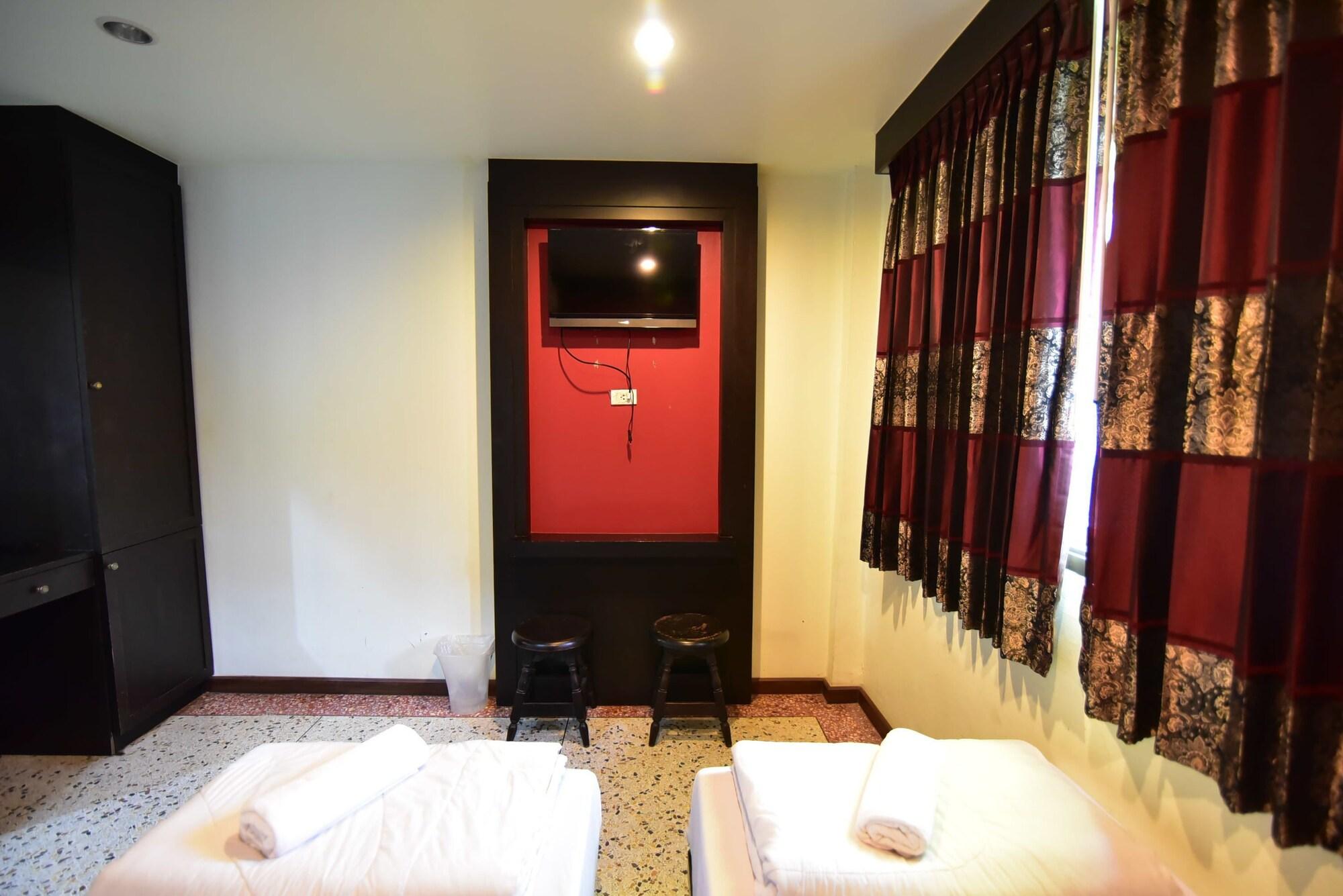 Thara House Hotel Bangkok Exterior photo