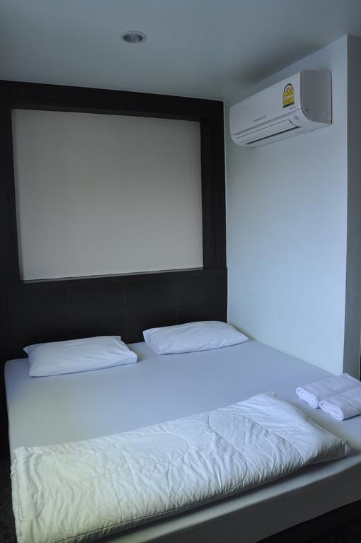 Thara House Hotel Bangkok Exterior photo