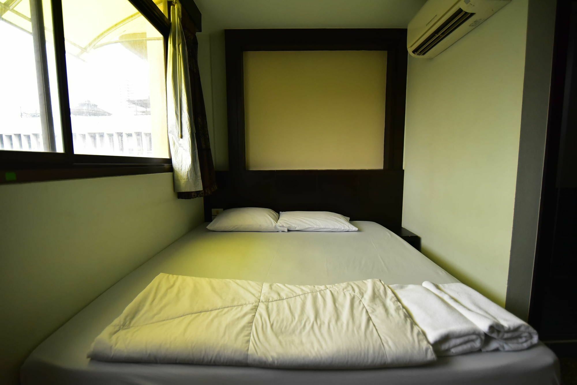 Thara House Hotel Bangkok Exterior photo