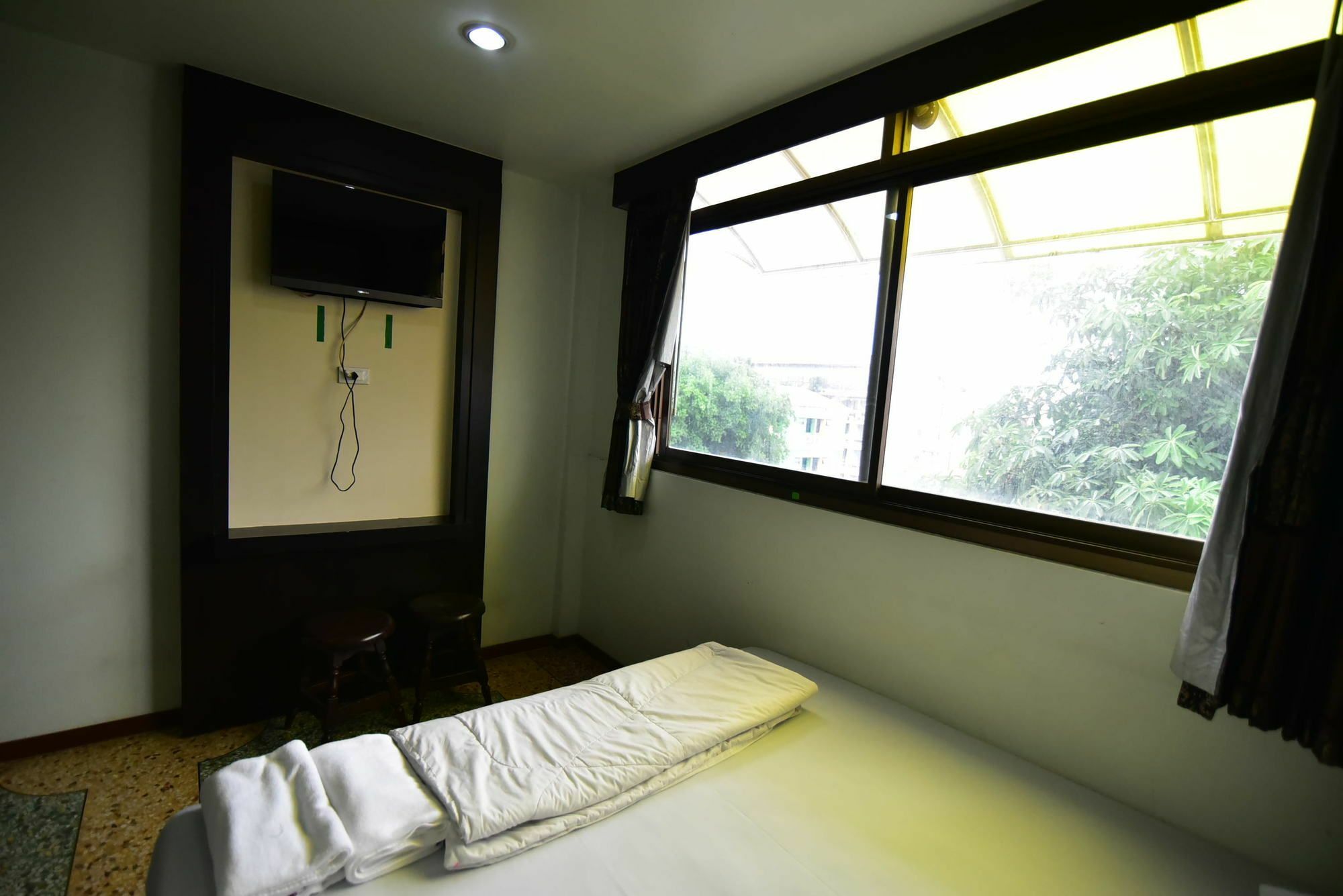 Thara House Hotel Bangkok Exterior photo